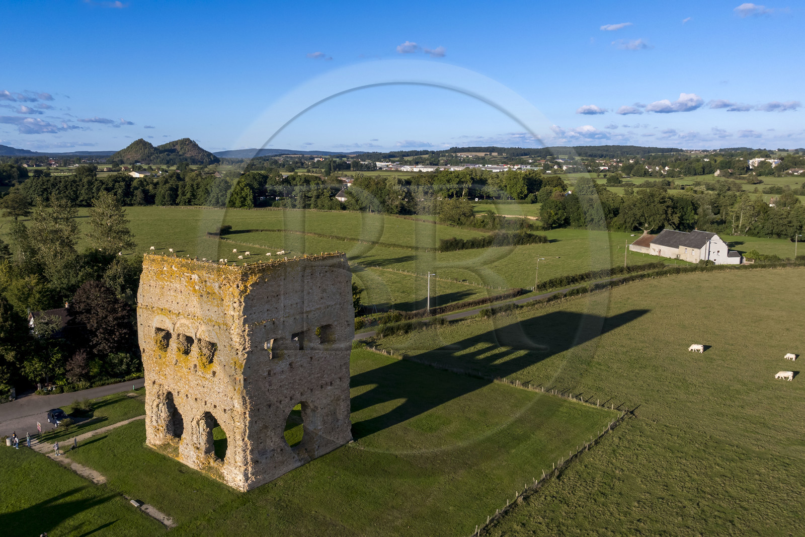 France, Saône-et-Loire (71), Autun, le temple gallo-romain dit de Janus dont la première construction remonte à l’époque gauloise au IIIe siècle av. JC (vue aérienne)