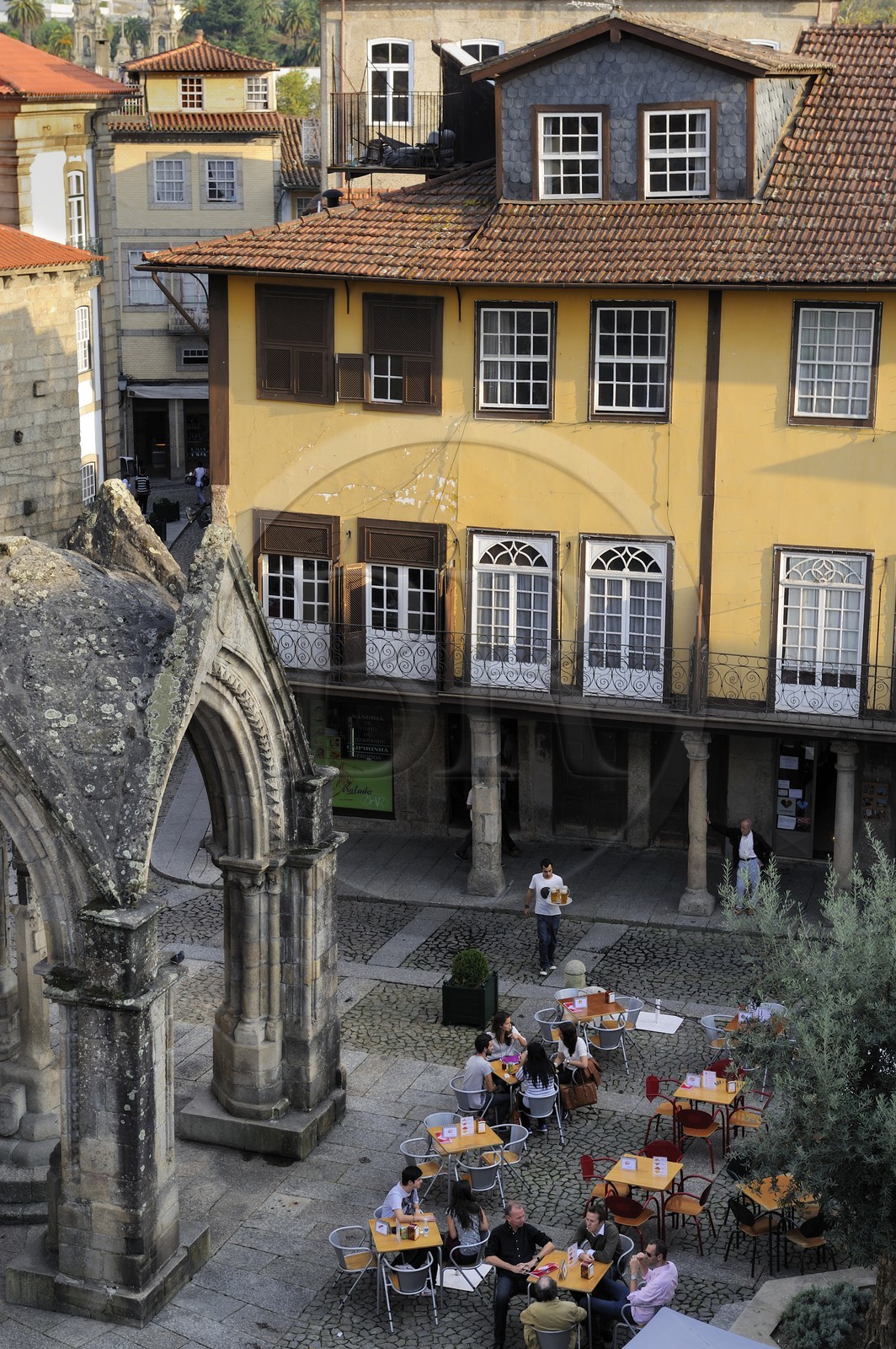 Portugal, région du Minho, Guimaraes, ville classée Patrimoine Mondial de l' UNESCO, belvedere gothique devant l'Eglise de Nossa Senhora Da Oliveira sur la place Largo da Oliveira et terrasse de café