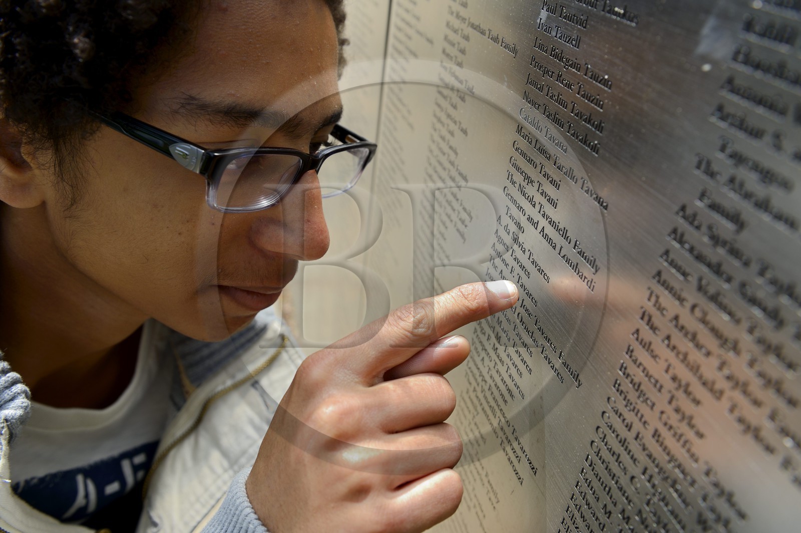 Etats-Unis, New York, Ellis Island, musée national de l'histoire de l'Immigration, mur d'honneur comportant les noms d'immigrants passés par le centre de réception des immigrés