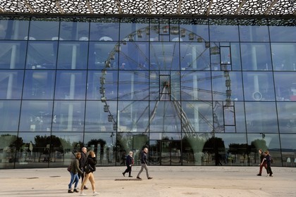 France, Bouches-du-Rhône (13), Marseille, MuCEM (Musée des civilisations de l'Europe et de la Méditerranée) par les architectes Rudy Ricciotti et R. Carta, la grande roue dans le reflet