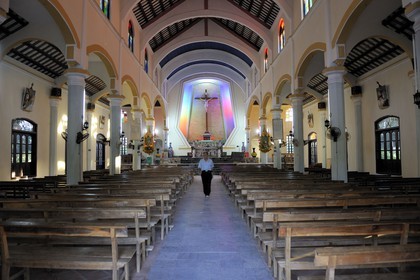 Vietnam, province de Ninh Binh, village insulaire de Kenh Ga, l'église au centre du village dans cette région très catholique