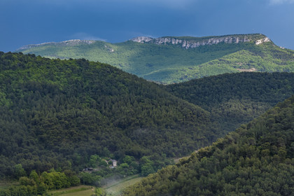 France, Vaucluse (84), Dentelles de Montmirail, Séguret, la crête de Saint-Amand vue du Sud en arrière plan (vue aérienne)