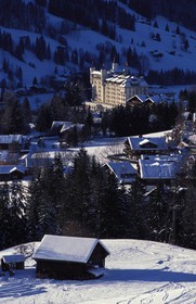 Suisse, région de Bern (Oberland Bernois), Saanenland, Gstaad, le Palace Hôtel sous la neige