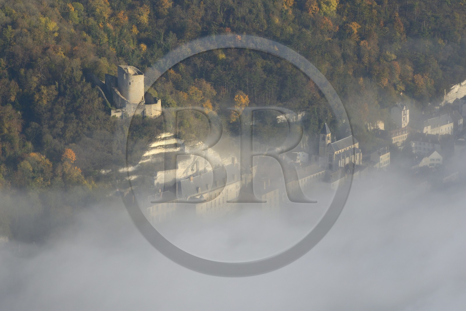 France, Val-d'Oise (95), parc naturel du Vexin français, la Roche-Guyon, labellisé Les Plus Beaux Villages de France, le château qui domine la Seine (vue aérienne)