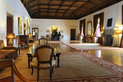 Portugal, région du Minho, Guimaraes, un des salons de la Pousada de Santa Marinha da Costa