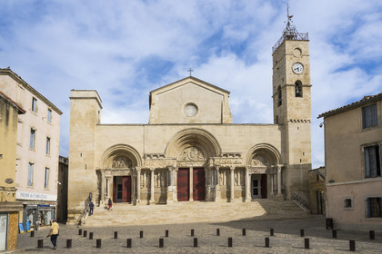 France, Gard (30), Saint-Gilles du Gard, église abbatiale de Saint-Gilles du XIIème-XIIIème siècle, classée Patrimoine Mondial de l'UNESCO au titre des chemins de Saint-Jacques de Compostelle en France, sculptures de la facade orientale de style art roman provencal