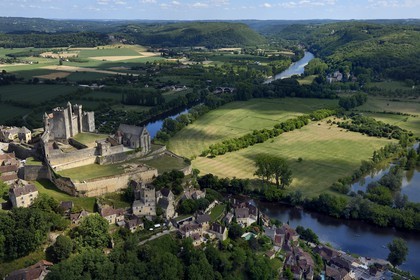 France, Dordogne (24), Périgord Noir, vallée de la Dordogne, Beynac-et-Cazenac, labellisé Les Plus Beaux Villages de France, château sur un éperon rocheux au dessus de la rivière Dordogne (vue aérienne)