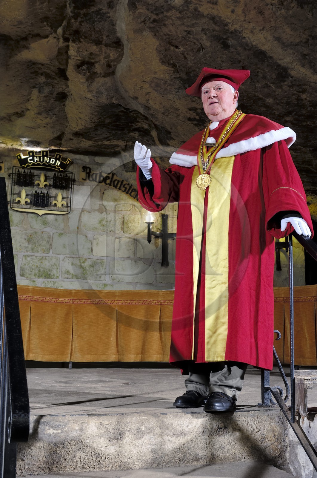 France, Indre et Loire (37), Chinon, les Caves Painctes, confrérie des bons entonneurs rabelaisiens lors du Chapitre de la Fleur, le grand prieur Jean Méré