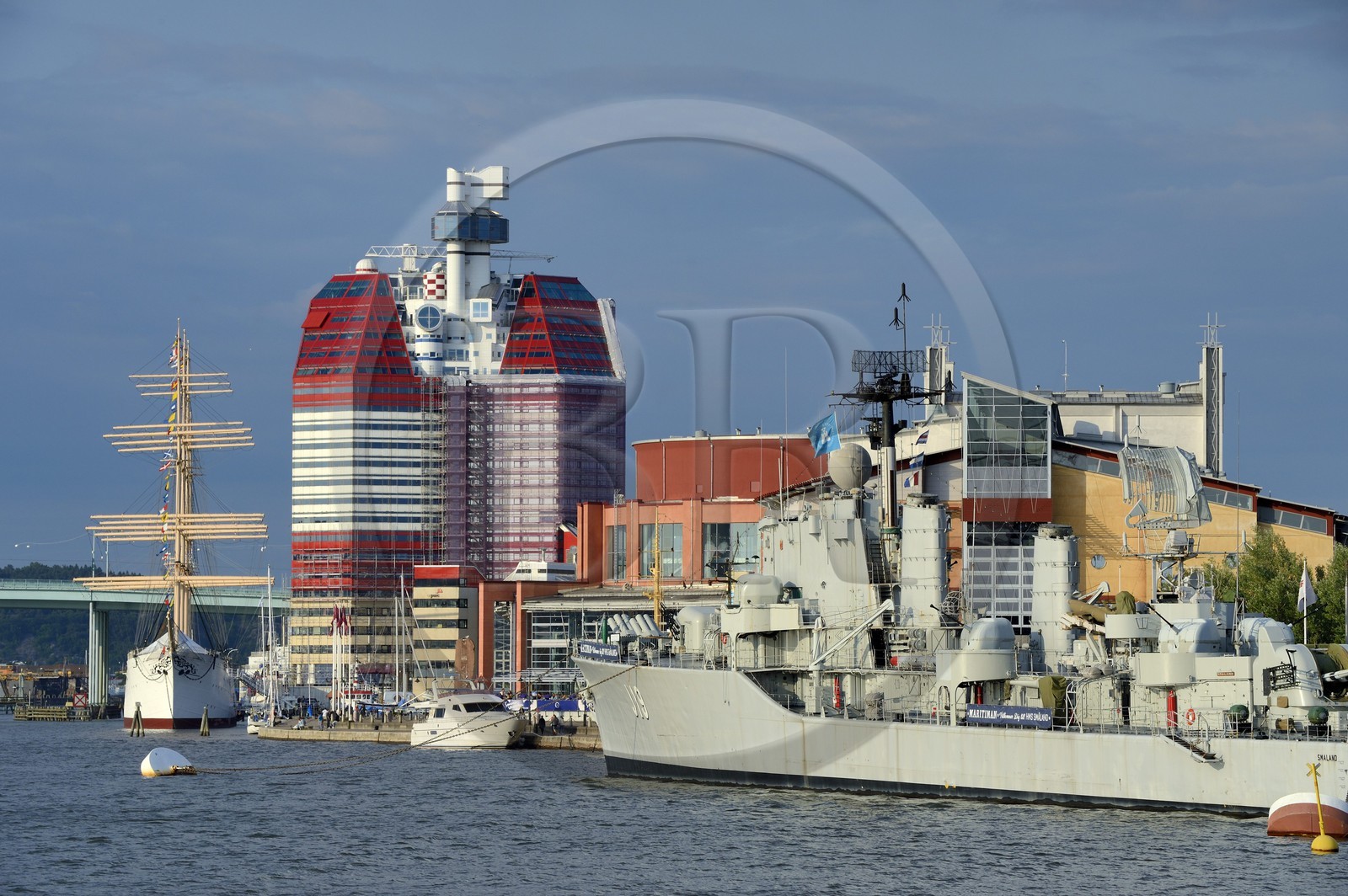 Suède, Västra Götaland, Göteborg (Gothenburg), le parc maritime de navires historiques Maritiman dans le vieux port et le gratte-ciel Götheborgs-utkiken avec le voilier Viking en arrière plan