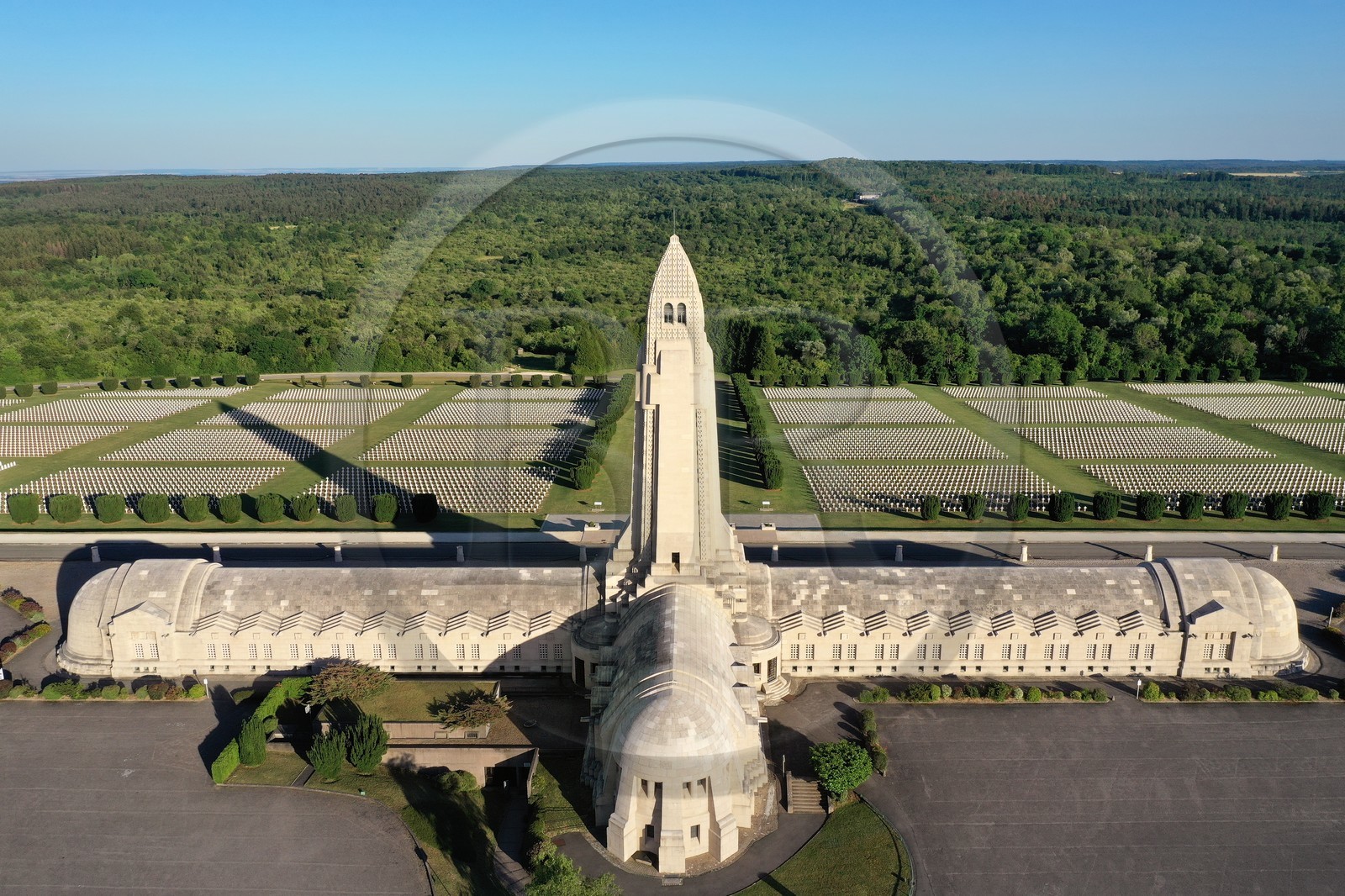France, Meuse (55), Douaumont, bataille de Verdun, ossuaire de Douaumont, tombes de soldats align