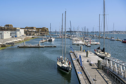 France, Morbihan (56), Lorient, Lorient La Base, ancienne base de sous-marins construite par les Allemands durant la Seconde Guerre mondiale,  Cité de la Voile Eric Tabarly, le port des 5 Pen Duick, les bateaux d'Eric Tabarly arrivent sur les pontons