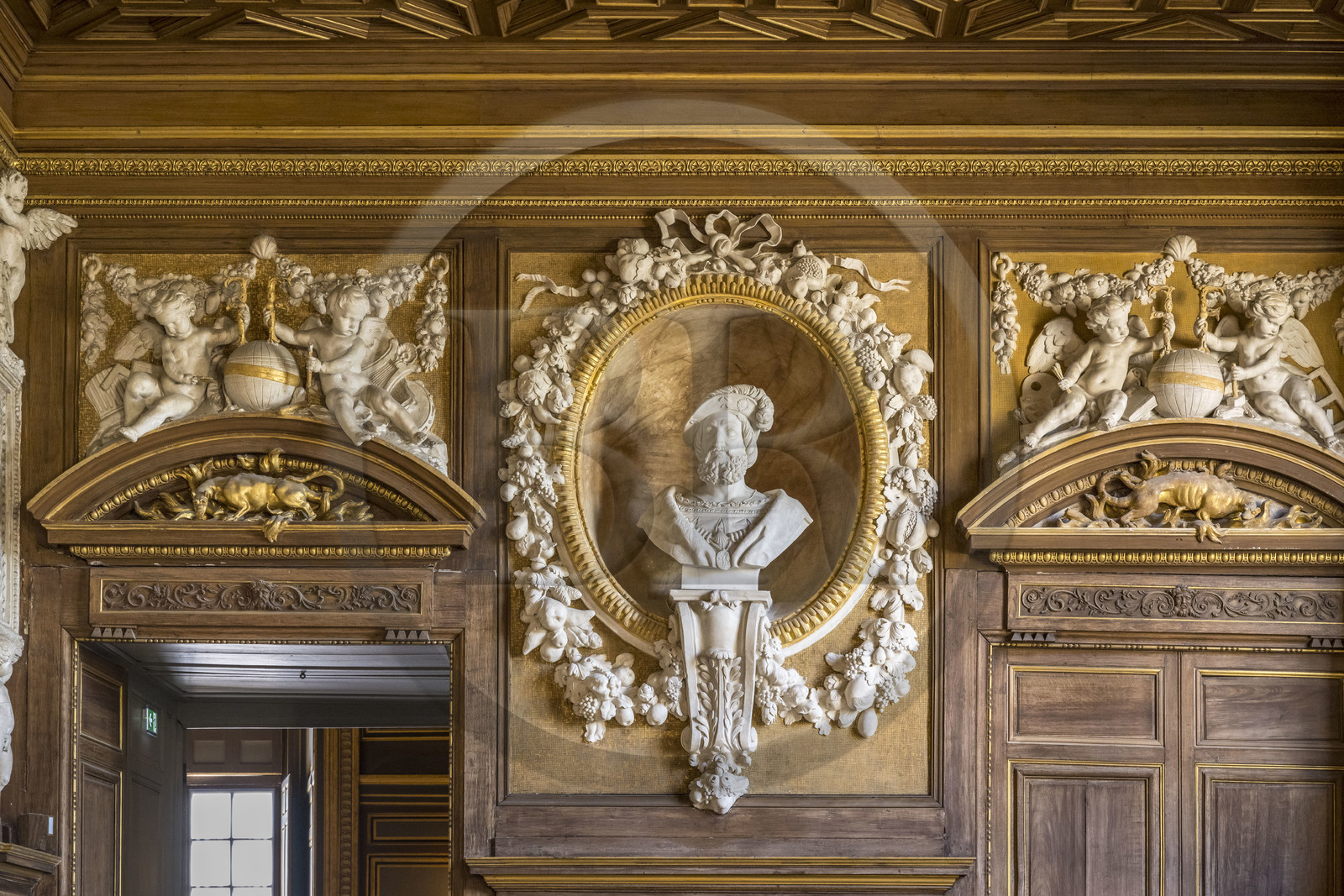 France, Seine-et-Marne (77), Fontainebleau, chateau de Fontainebleau, classé Patrimoine Mondial par l'UNESCO, la Galerie François 1er construite entre 1528 et 1530, buste de François Ier