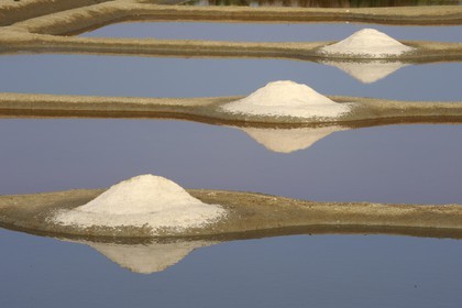 France, Loire-Atlantique (44), la Presqu'île de Guérande, tas de sel dans les marais salants
