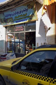 Iran, province d'Ispahan, Ispahan, taxi devant une boutique de tissus