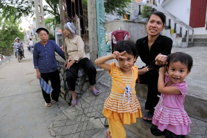 Vietnam, province de Ninh Binh, village insulaire de Kenh Ga, trois générations de femmes