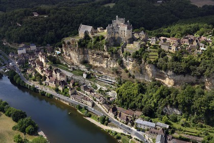France, Dordogne (24), Périgord Noir, vallée de la Dordogne, Beynac-et-Cazenac, labellisé Les Plus Beaux Villages de France, château sur un éperon rocheux au dessus de la rivière Dordogne (vue aérienne)