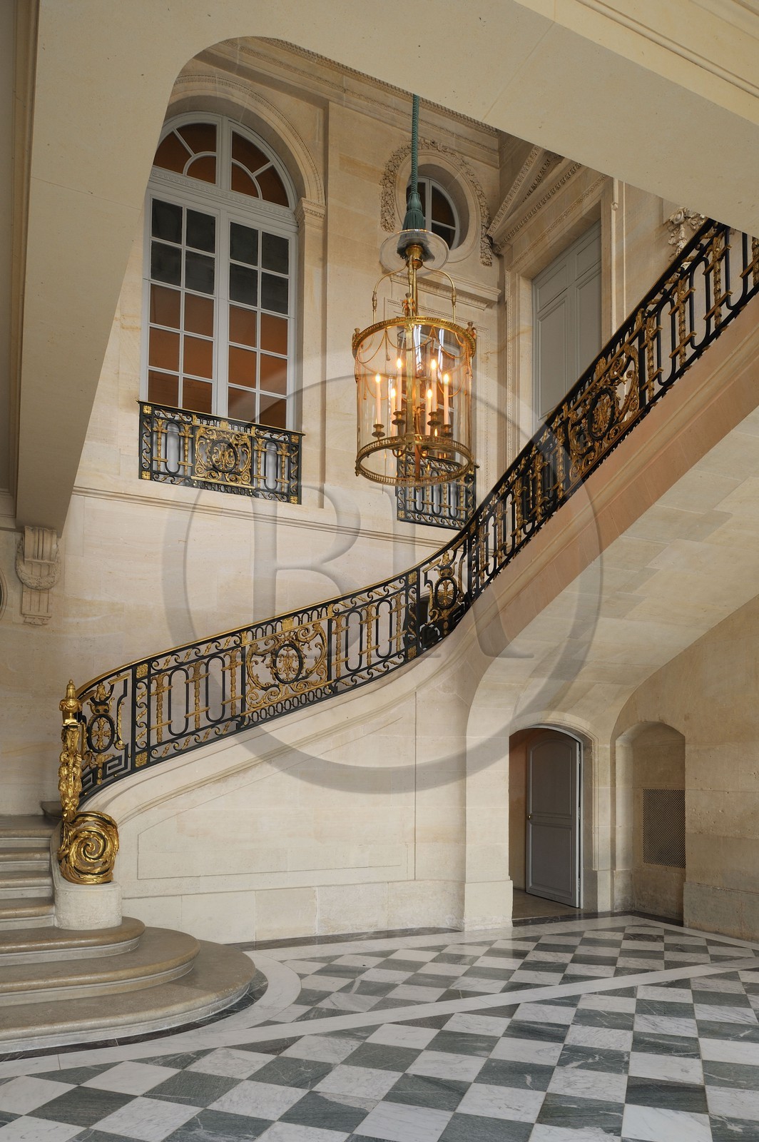 France, Yvelines (78), château de Versailles, classé Patrimoine Mondial de l'UNESCO, le domaine de Marie-Antoinette, le Petit Trianon, le grand escalier de pierre avec sa rampe en fer forgé