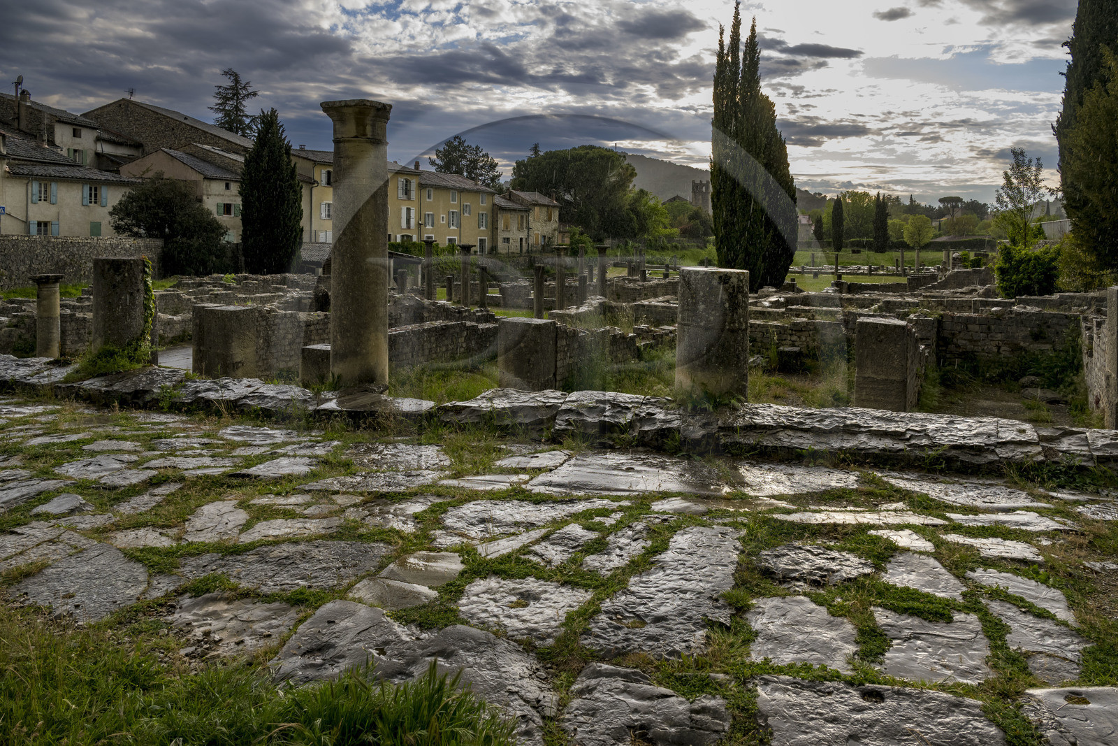 France, Vaucluse (84), Dentelles de Montmirail, Vaison-la-Romaine, site archéologique de la Villasse, la rue des boutiques