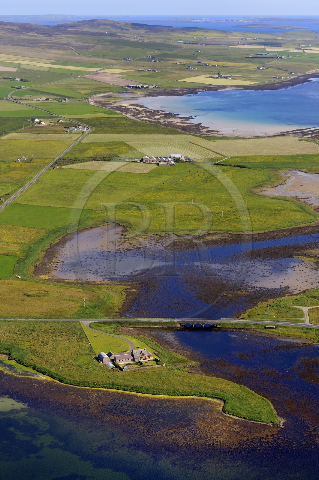 Royaume-Uni, Ecosse, Iles Orcades, Ile de Mainland, champs et fermes en bordure de mer et le pont de Waithe (vue aérienne)
