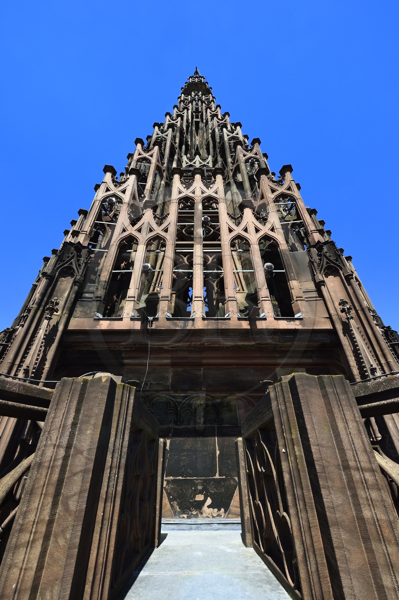 France, Bas-Rhin (67), Strasbourg, vieille ville classée au Patrimoine Mondial de l'UNESCO, la cathédrale Notre-Dame, vue de la flèche depuis le haut de la tour octogonale, elle est équipée de huit escaliers extérieurs cachés dans ce dessin complexe de pyramide à huit pans