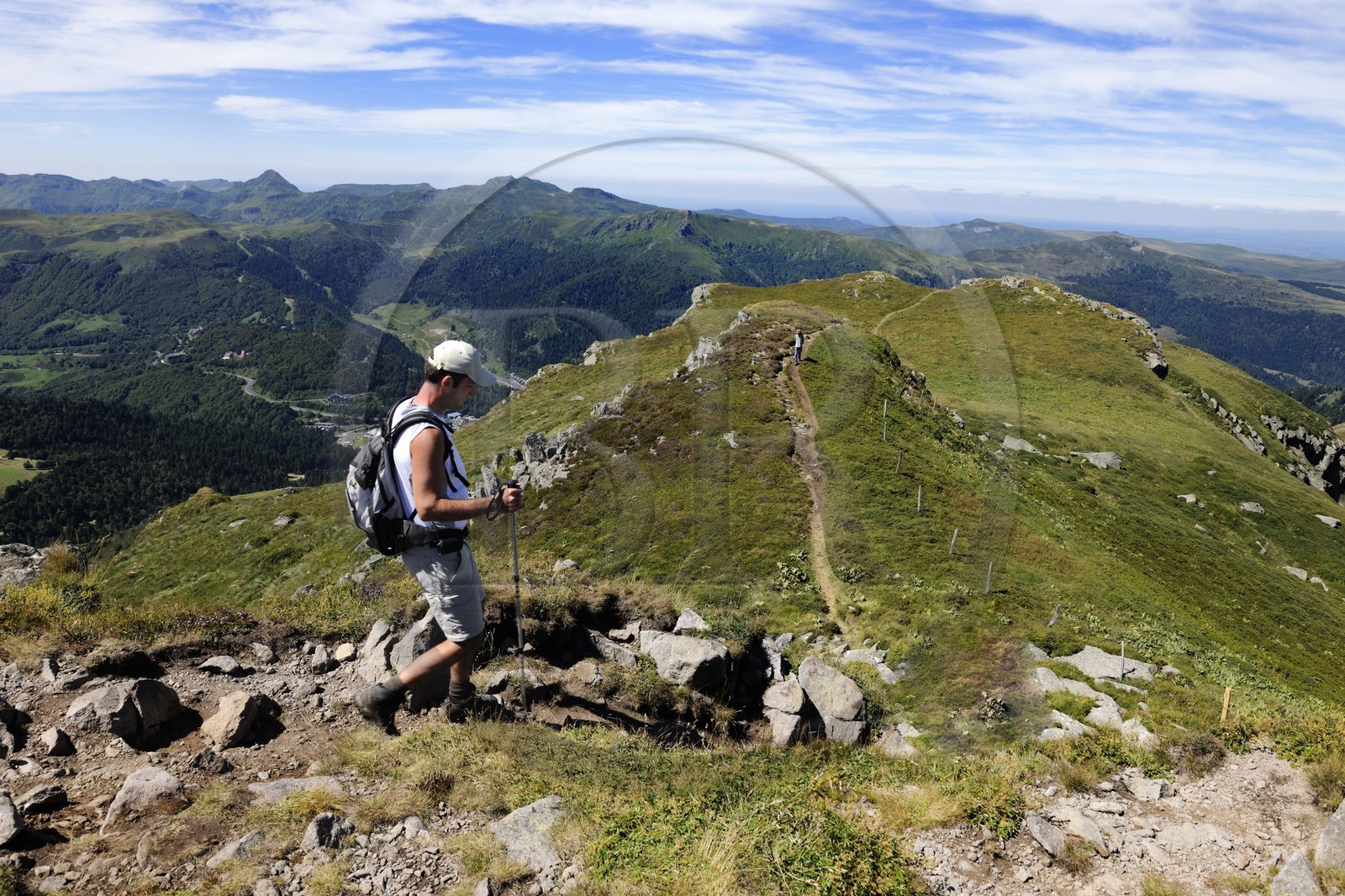 France, Cantal (15), monts du Cantal, Parc Naturel Régional des Volcans d' Auvergne, randonneurs au sommet du Plomb du Cantal (1855m)