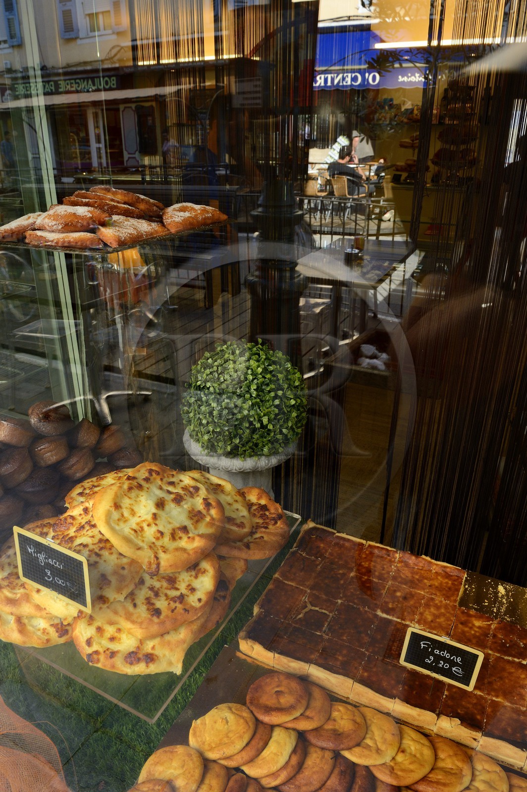 France, Haute-Corse (2B), Corte, vitrine de la patisserie Delair