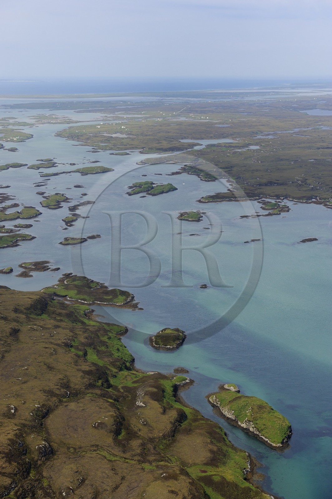Royaume-Uni, Ecosse, Hébrides extérieures, Ile de North Uist recouvert d'une mosaïque de tourbières, basses collines et lochs, Carinish en arrière plan (vue aérienne)