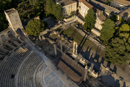 France, Bouches-du-Rhône (13), Arles, le théâtre antique du Ier siècle av. J.-C. classé Patrimoine Mondial de l'UNESCO (vue aérienne)