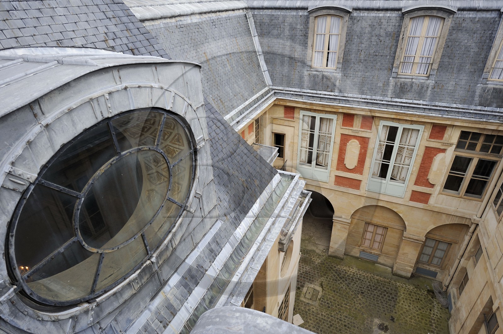 France, Yvelines (78), château de Versailles, classé Patrimoine Mondial de l'UNESCO, cour du dauphin et l'oeil-de-Boeuf.