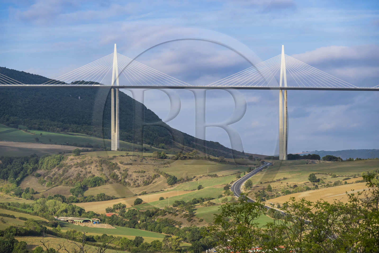 France, Aveyron (12), parc naturel régional des Grands Causses, Millau, le viaduc de Millau des architectes Michel Virlogeux et Norman Foster, entre le Causse du Larzac et le Causse de Sauveterre au dessus du Tarn