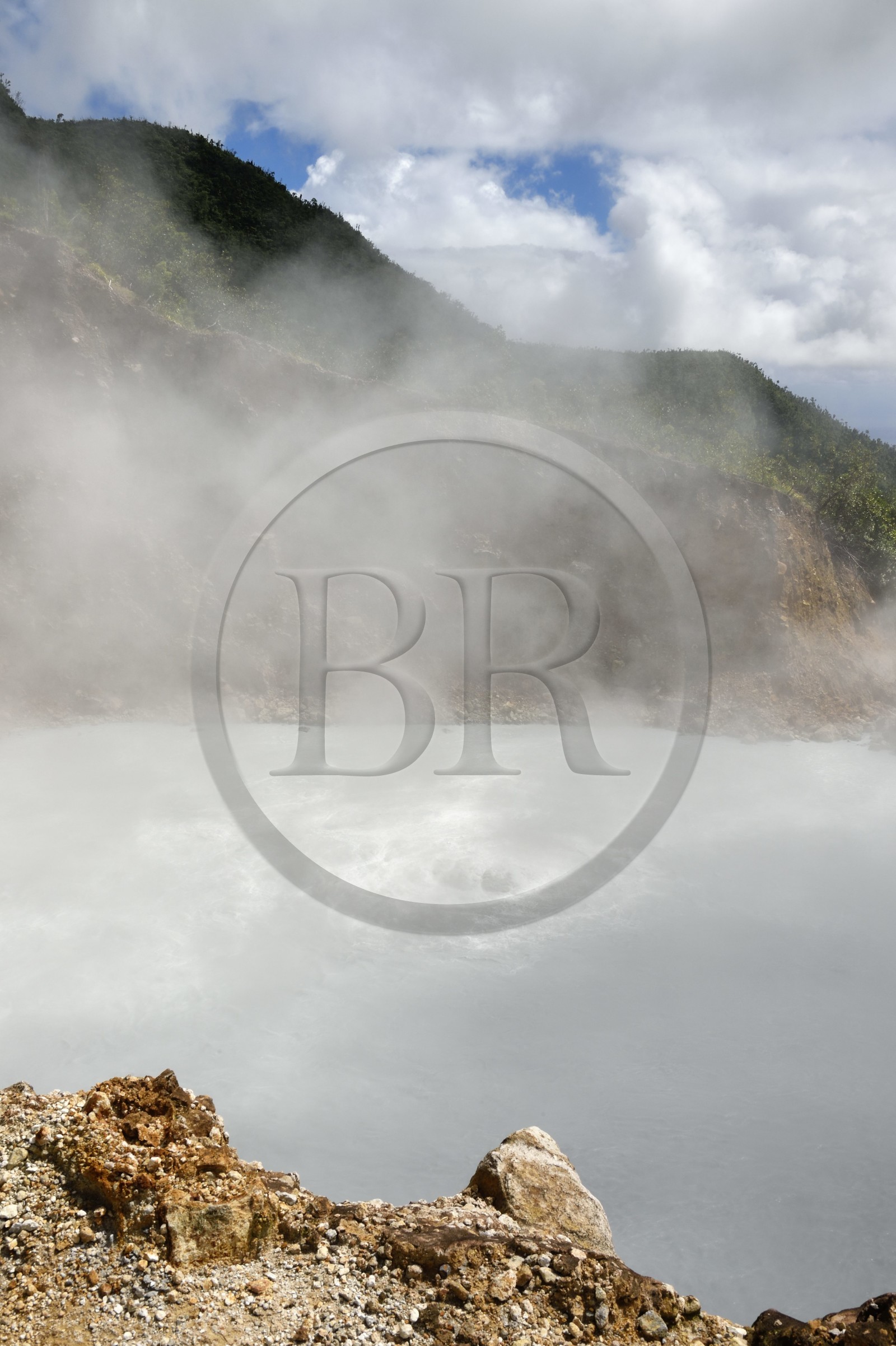 Caraïbes, Ile de la Dominique, Castle Bruce, Parc national du Morne Trois Pitons classé Patrimoine Mondial de l'UNESCO, Vallée de la Désolation, Boiling Lake, deuxième plus grand lac en ébullition du monde issu d'une fumerolle inondée