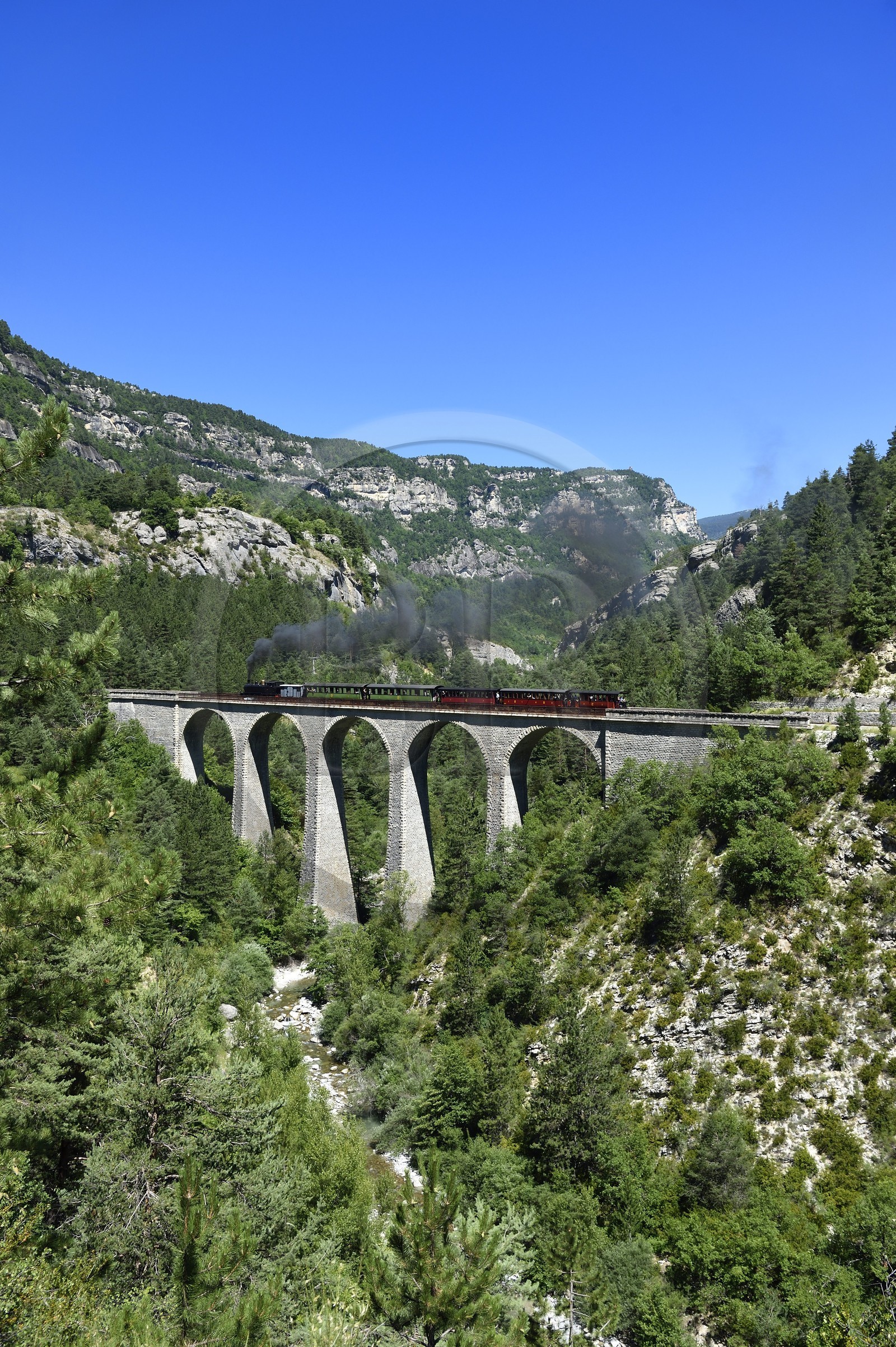 France, Alpes-de-Haute-Provence (04), les scaffarels vers Annot, le Train des Pignes franchit le viaduc de la Donne au dessus du Coulon