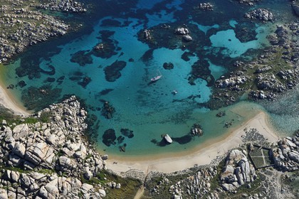 France, Corse-du-Sud (2A), Bonifacio, Réserve naturelle des iles Lavezzi et le cimetière Acciarino qui accueille les sépultures des naufragés de la Sémillante (vue aérienne)