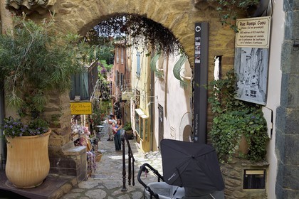France, Var (83), Bormes-les-Mimosas, la rue Rompi Cuou (casse-cul en provencal) dans la vieille ville