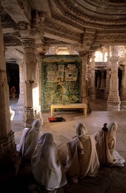 Inde, état du Rajasthan, Ranakpur, Temple jaïn d'Adinatha, Pélerins en prières