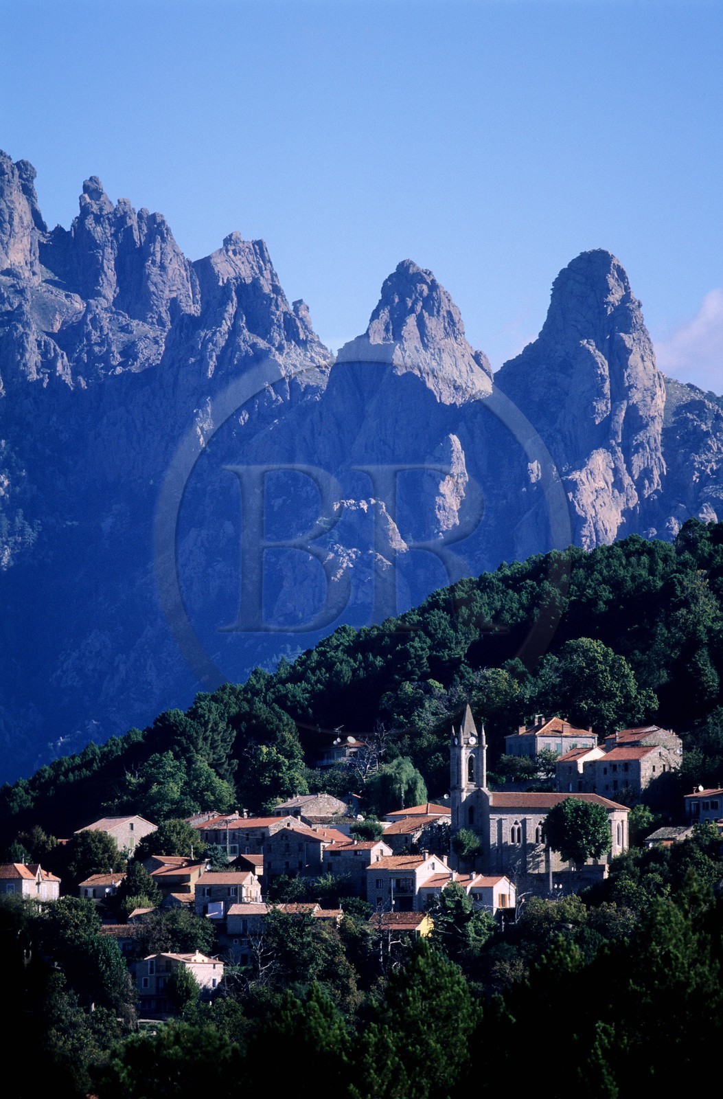 France, Corse-du-Sud (2A), Alta Rocca, le village de Zonza, en contrebas des aiguilles de Bavella