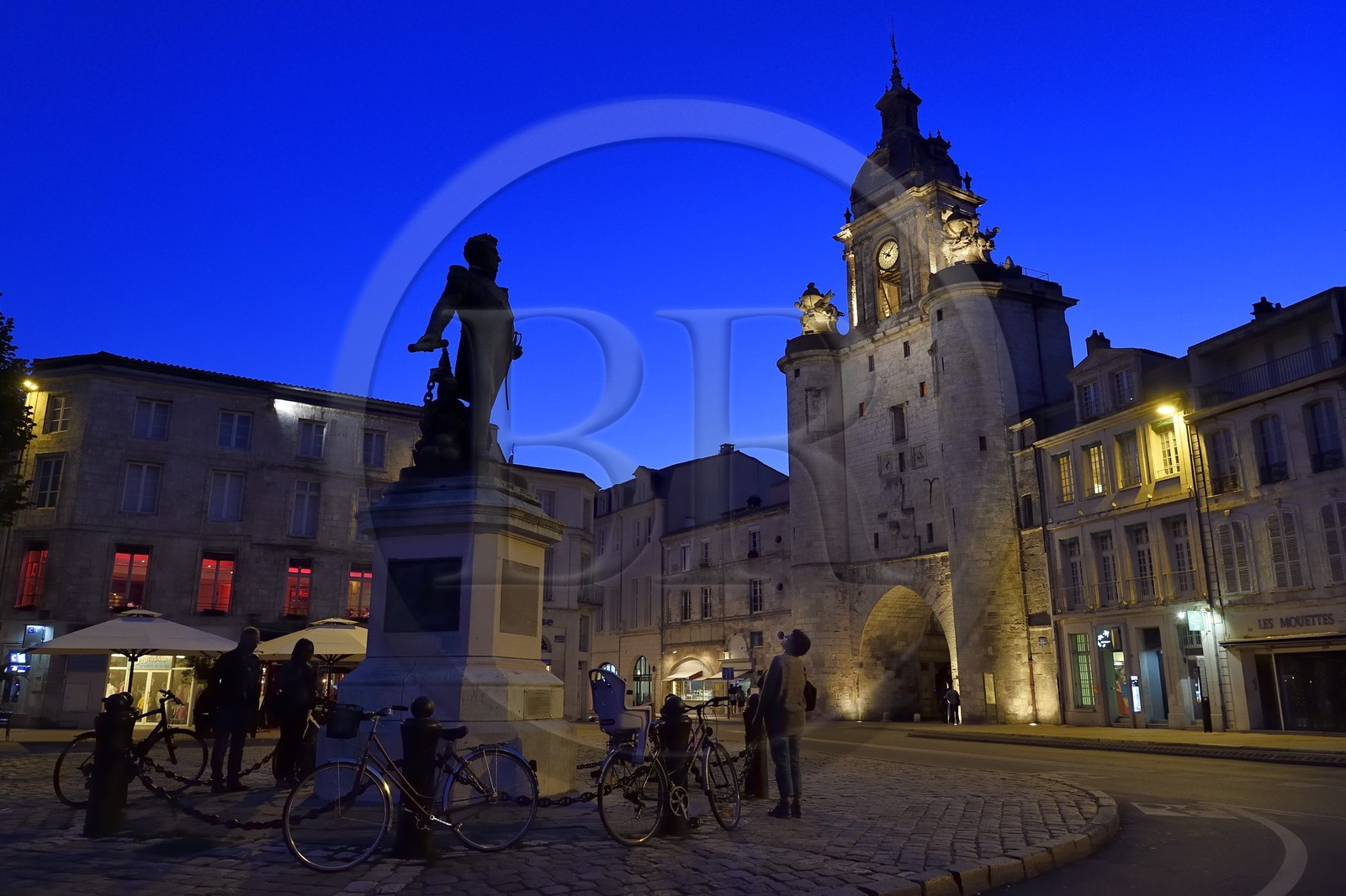 France, Charente-Maritime (17), La Rochelle, statue du Baron Victor Guy Duperré et la porte de la Grosse Horloge
