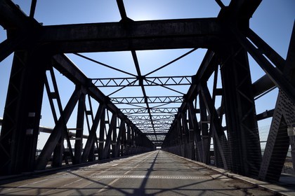 France, Charente-Maritime (17), La Rochelle, le Port Atlantique La Rochelle, port de commerce, le pont menant au mole d'escale