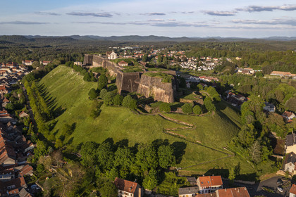 France, Moselle (57), Parc régional des Vosges du nord, Bitche, la citadelle fortifiée par Vauban (vue aérienne)