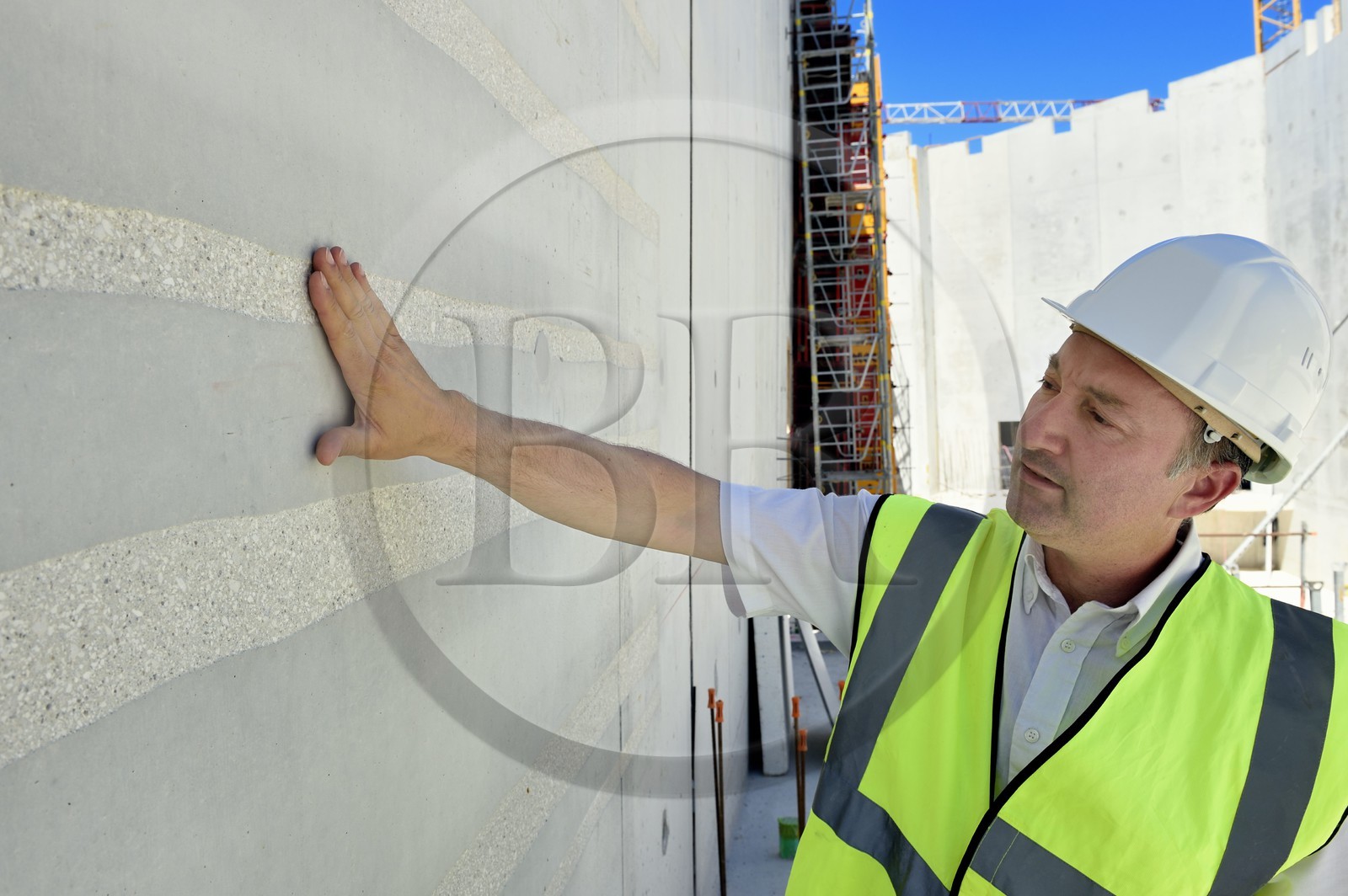 France, Dordogne (24), Montignac, chantier du futur Centre International de l'Art pariétal de Montignac-Lascaux (Lascaux 4) conçu par l'agence norvégienne d'architecture Snøhetta, les parois intérieures en béton lisse brut sont veinées de couches de béton brut (dessin inversé pour les parois extérieures)
