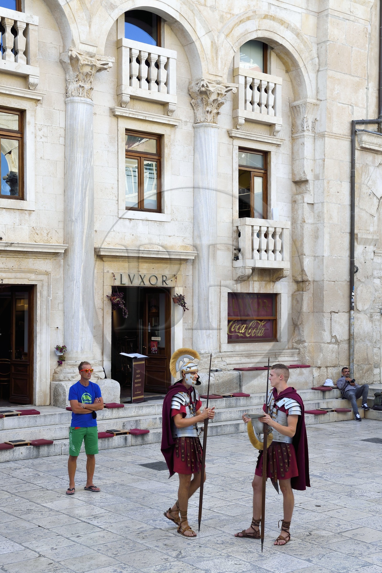 Croatie, Dalmatie, cote dalmate, Split, vieille ville romaine classée Patrimoine Mondial de l'UNESCO, palais de Dioclétien, comédiens en costumes de légionnaires romains dans le péristyle et le café Louxor
