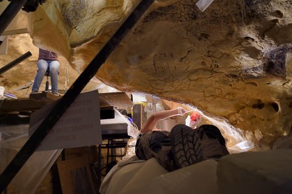 France, Dordogne (24), Montignac, chantier du futur Centre International de l'Art pariétal de Montignac-Lascaux (Lascaux 4), travaux de finitions dans le passage de la grotte reconstituée par l’Atelier des Fac-Similés du Périgord (AFSP)