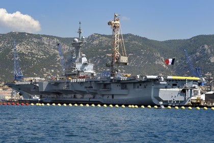 France, Var (83), Toulon, la base navale (Arsenal), le porte-avions à propulsion nucléaire Charles de Gaulle en rénovation de mi-vie