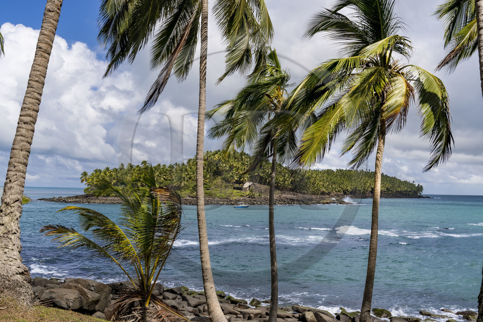 France, Guyane, Kourou, Iles du Salut, l'Ile du Diable vue depuis l'Ile Royale, la case a servi de bagne à Alfred Dreyfus du 13 avril 1895 au 9 juin 1899