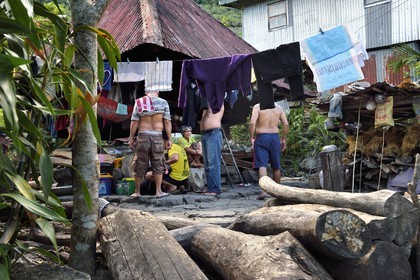 Philippines, province d'Ifugao, village de Batad, dans la cour de la maison