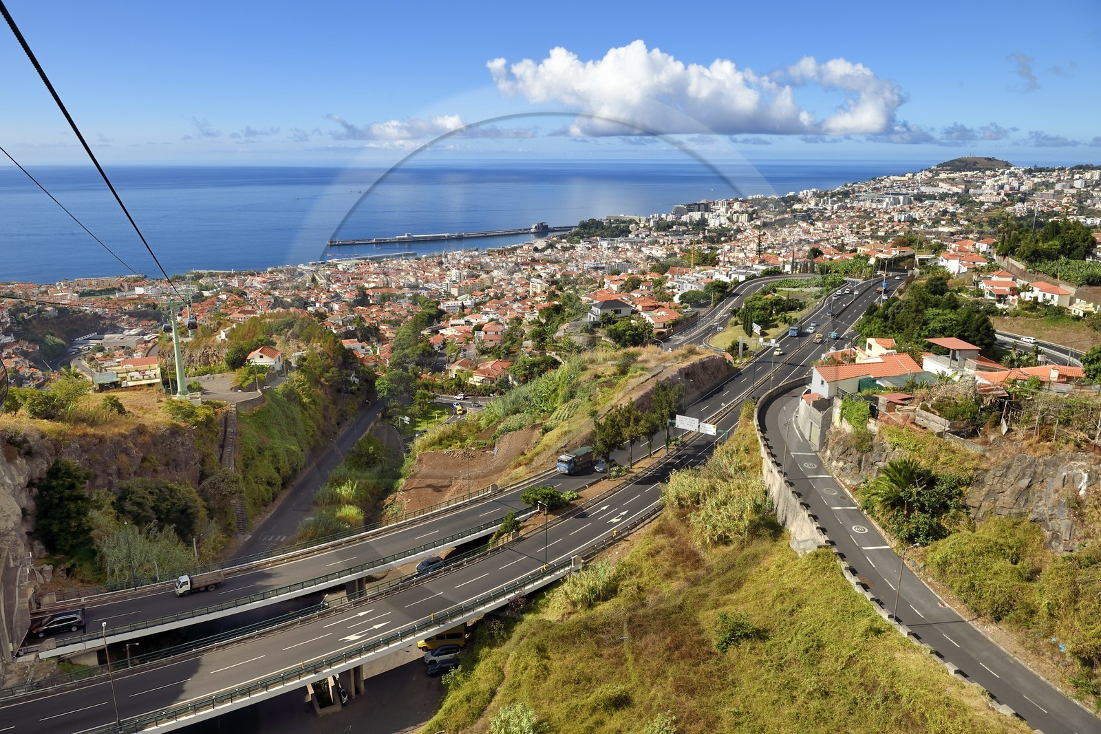 Portugal, Ile de Madère, Funchal, le télécabine qui relie le quartier historique dans la basse ville au jardin tropical dans les hauteurs, voies express et tunnels routiers
