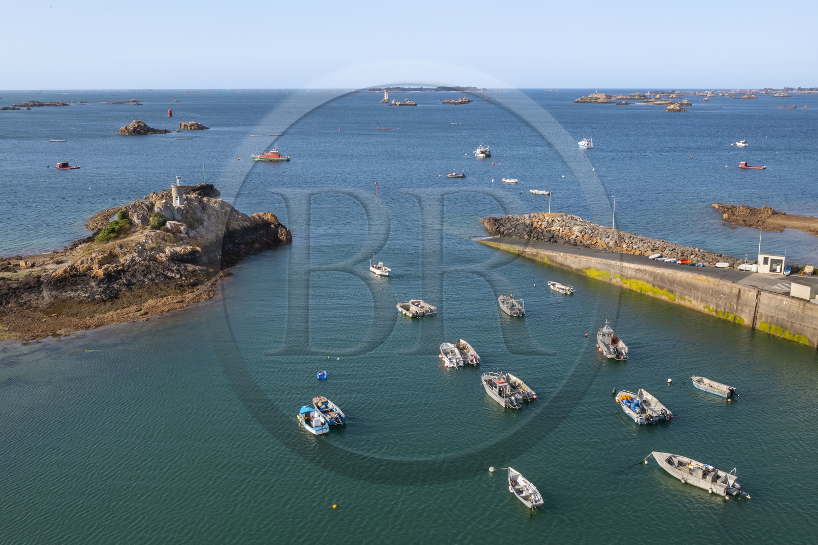 France, Côtes d'Armor (22), Ploubazlanec, le port de Loguivy-de-la-Mer et le phare de La Croix en arrière plan (vue aérienne)