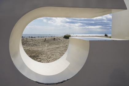 France, Hérault (34), La Grande-Motte, labellisé patrimoine du XXème siècle, quartier du Couchant à l'ouest du port, la plage du Couchant vu à travers la sculpture LGM