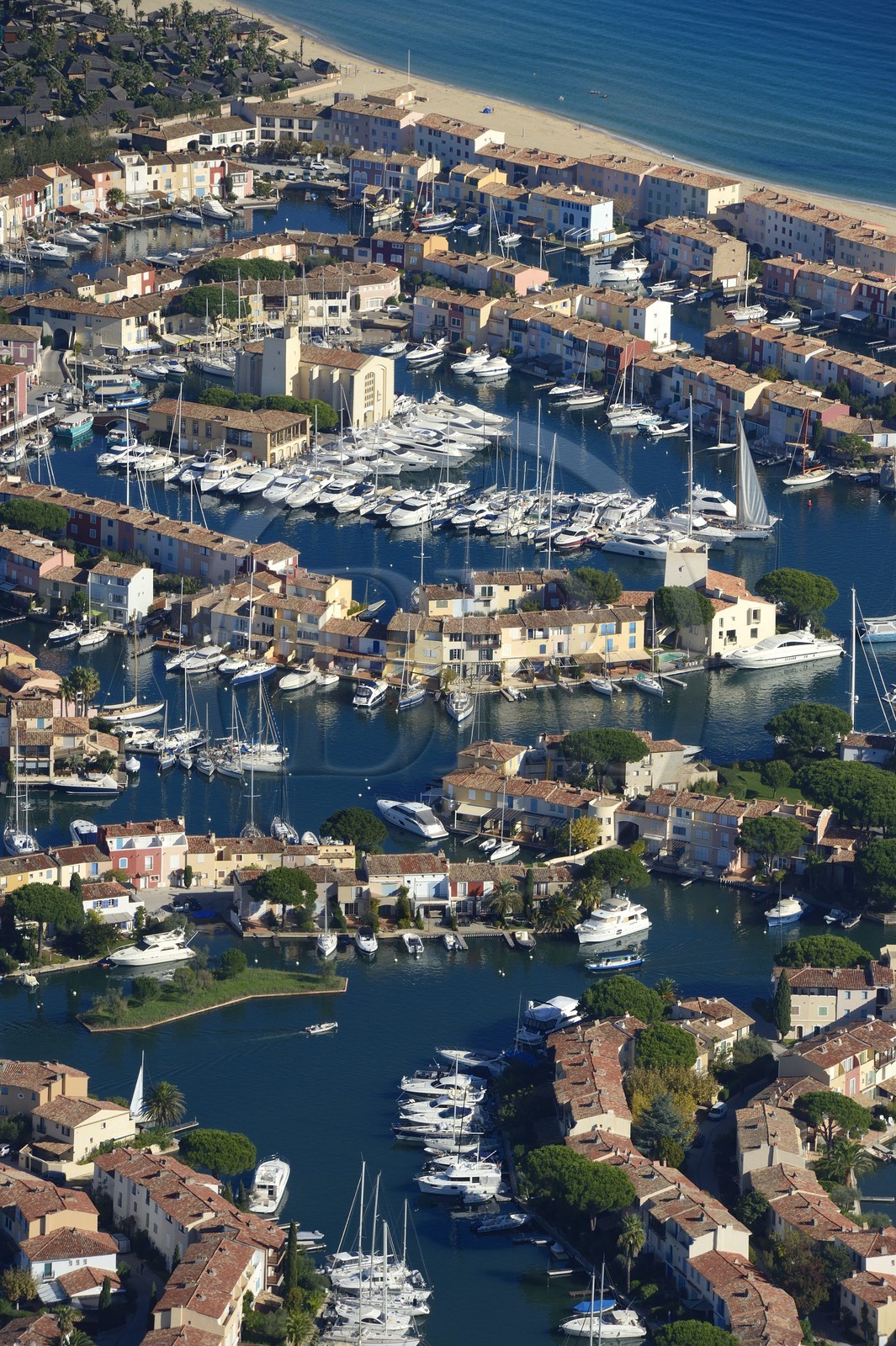 France, Var (83), golfe de Saint-Tropez, la cité lacustre de Port-Grimaud (vue aérienne)