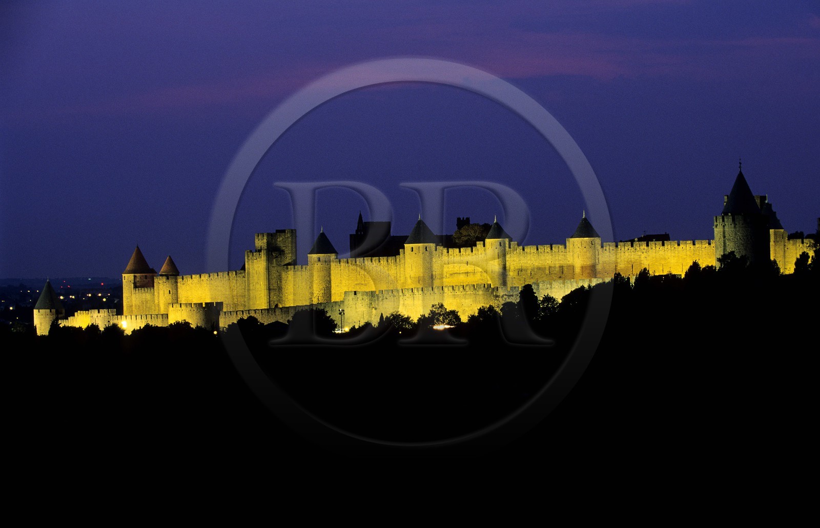 France, Aude (11), les remparts de la cité de Carcassonne la nuit